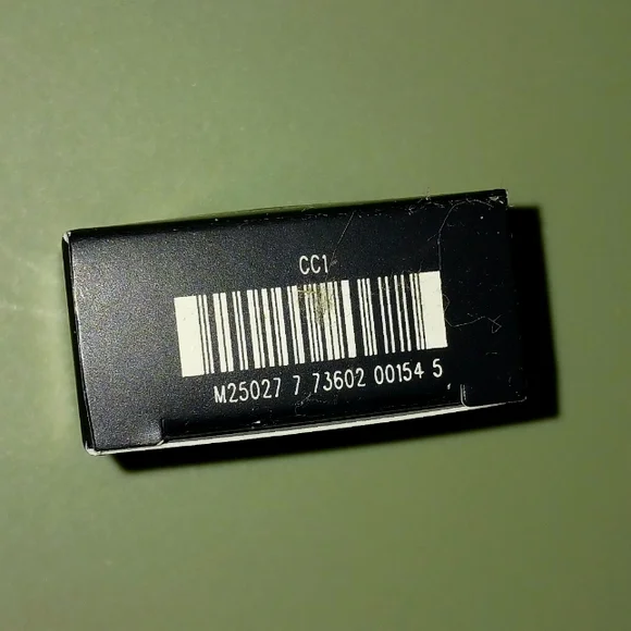 MAC Omega Matte Eyeshadow - Picture 8 of 10